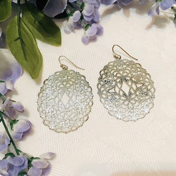 🎀Large Express Silver Lace Earrings🎀 - Picture 4 of 7
